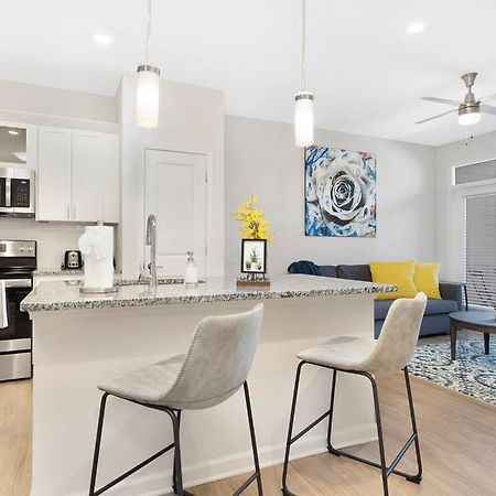 Stylish New Condo In Concord Kültér fotó