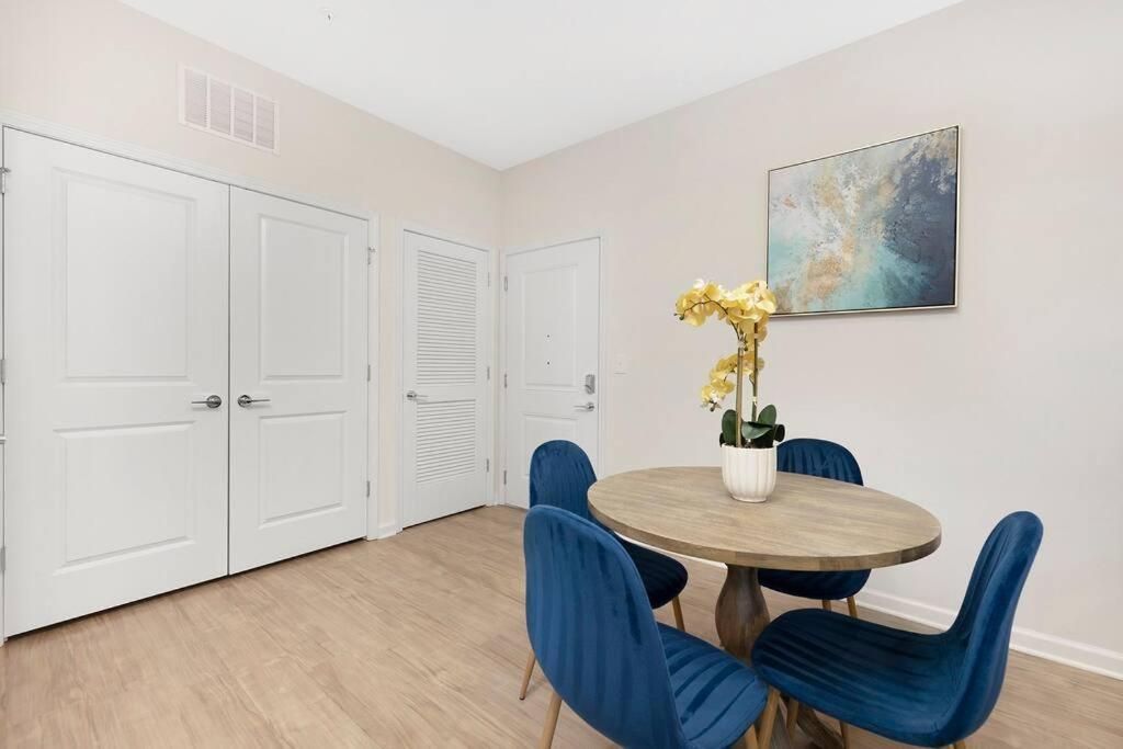 Stylish New Condo In Concord Kültér fotó