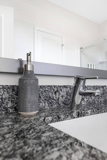 Stylish New Condo In Concord Kültér fotó
