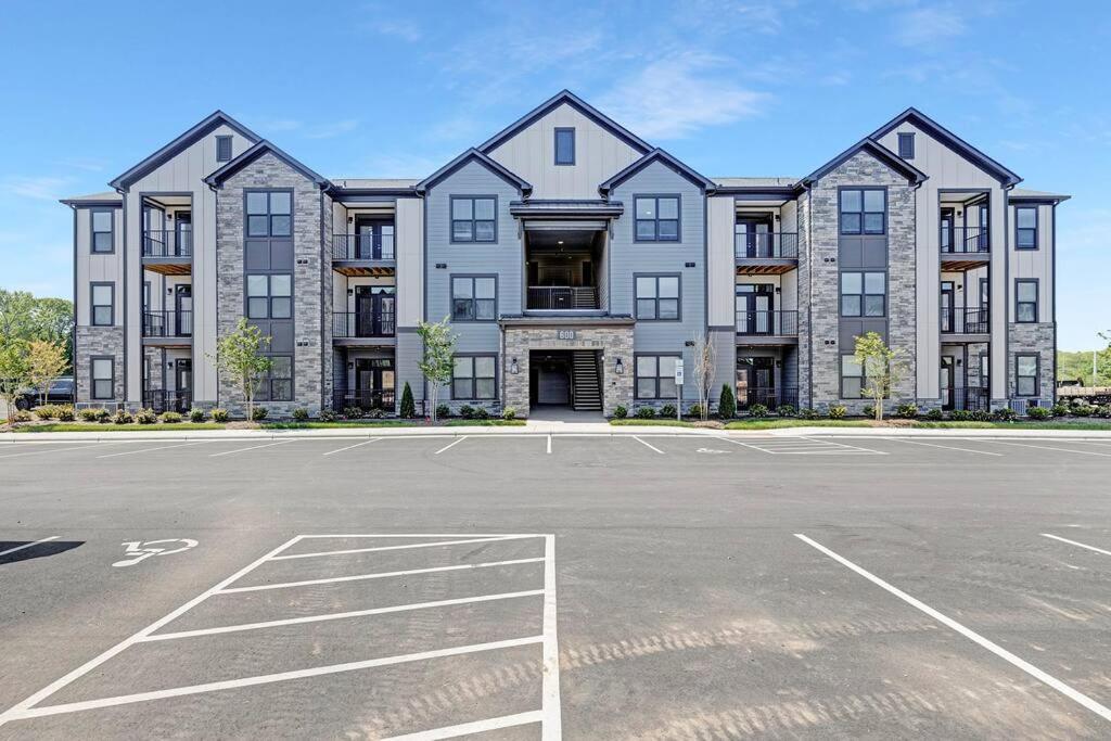 Stylish New Condo In Concord Kültér fotó