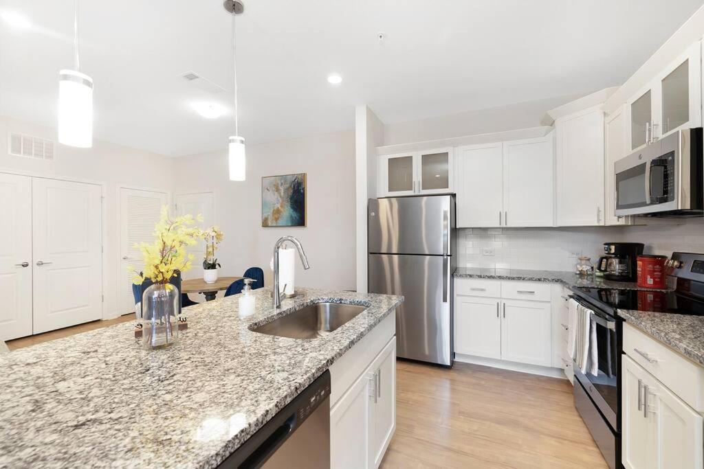 Stylish New Condo In Concord Kültér fotó