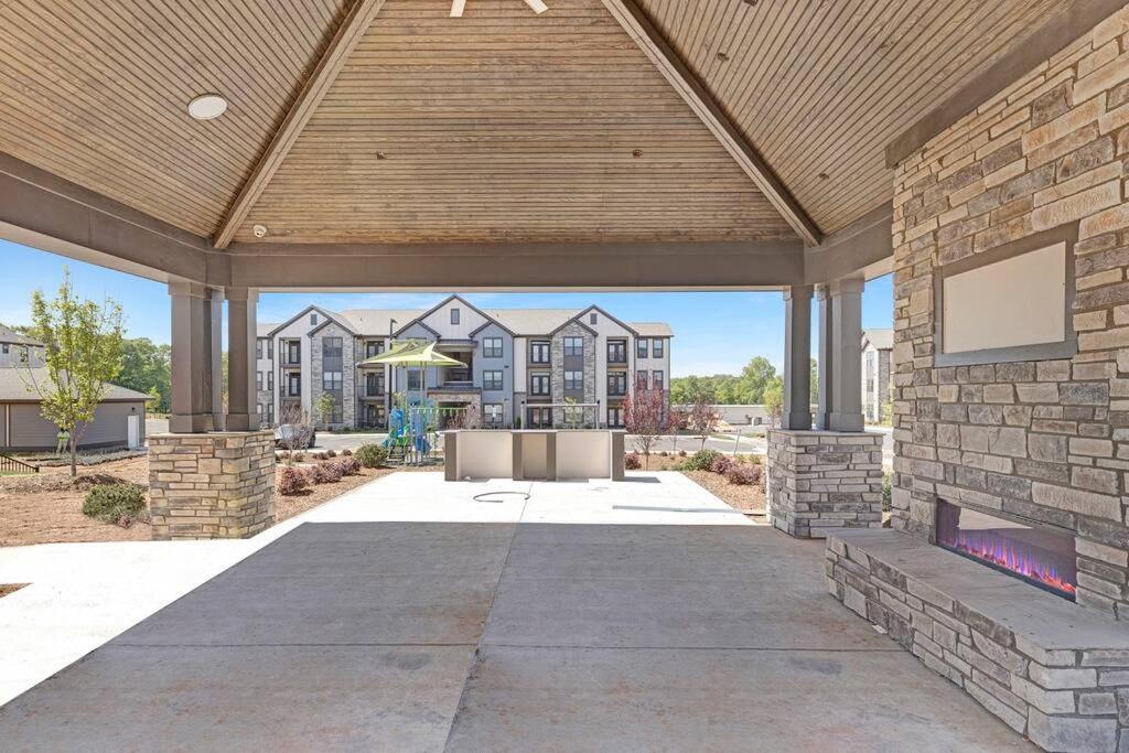 Stylish New Condo In Concord Kültér fotó