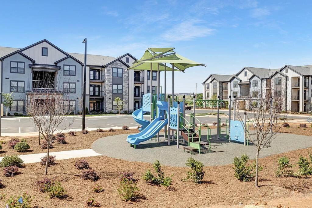 Stylish New Condo In Concord Kültér fotó