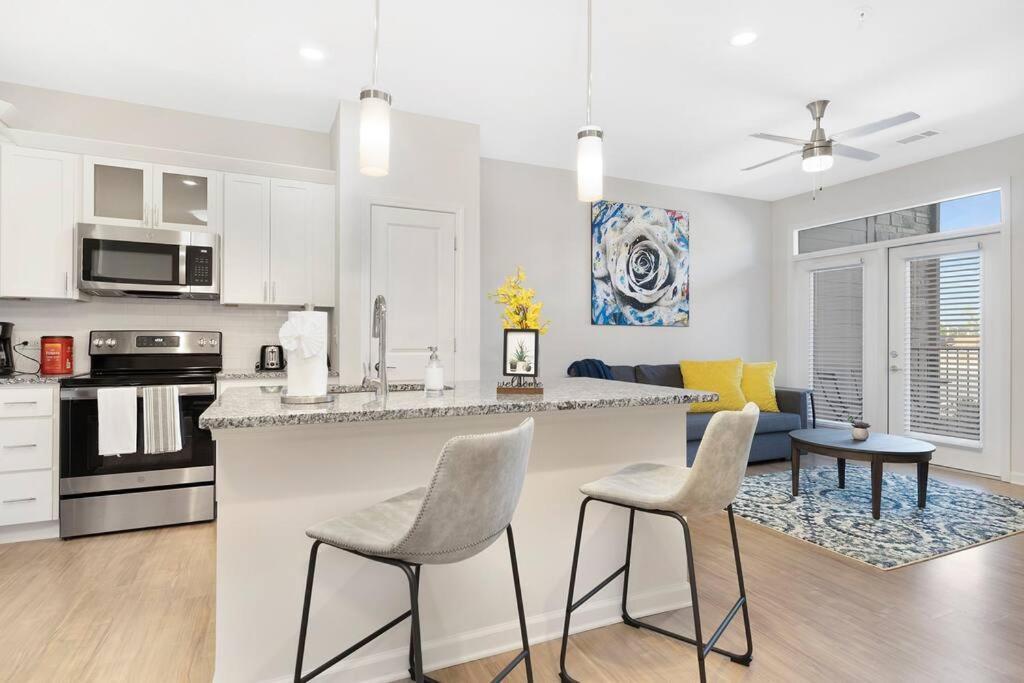 Stylish New Condo In Concord Kültér fotó