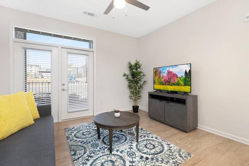 Stylish New Condo In Concord Kültér fotó