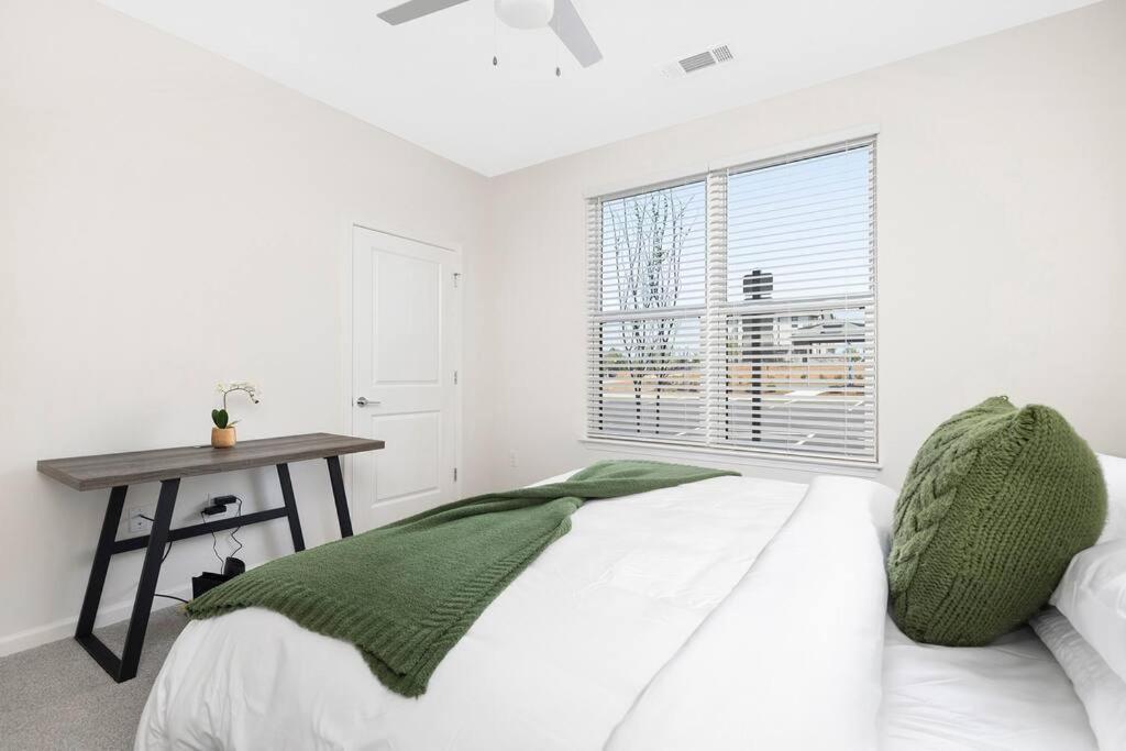 Stylish New Condo In Concord Kültér fotó