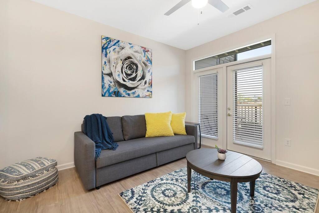 Stylish New Condo In Concord Kültér fotó